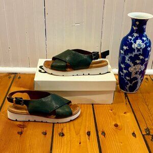 Gentle Souls by Kenneth Cole black leather sandals, size 7